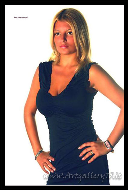 Daniela C. - Fotomodella di Genova (Liguria) disponibile per foto fashion e moda mare.