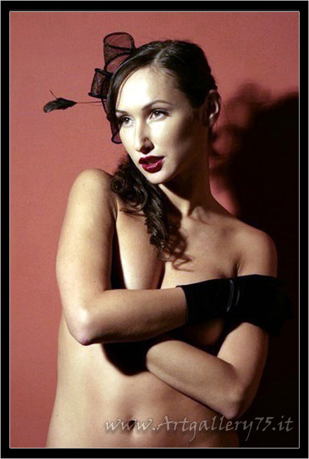 Nickita - Fotomodella di Milano (Lombardia) disponibile per foto fashion, moda mare, intimo, glamour, trasparenze, topless, nudo artistico e nudo erotico.