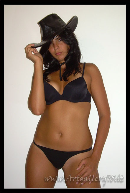 Yuma - Fotomodella di Sassari (Sardegna) disponibile per foto fashion, moda mare, intimo, glamour, topless e nudo artistico.