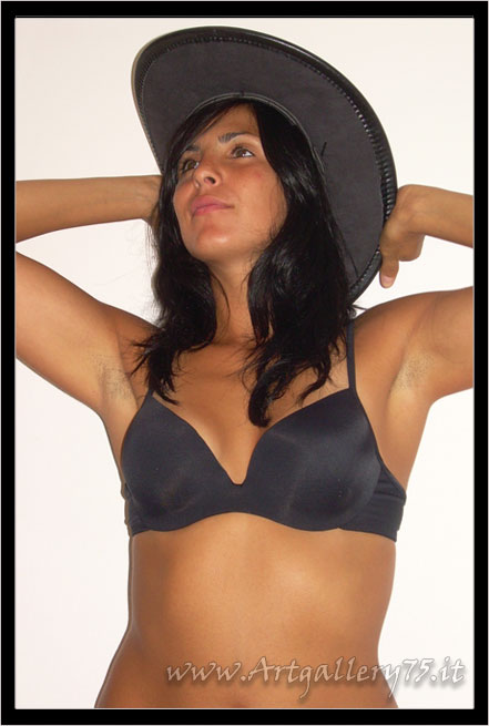 Yuma - Fotomodella di Sassari (Sardegna) disponibile per foto fashion, moda mare, intimo, glamour, topless e nudo artistico.